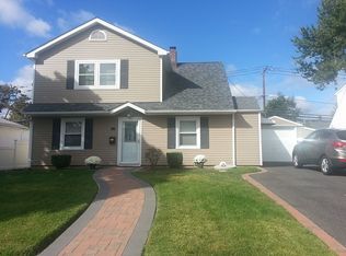 63 Green Ln, Levittown, NY 11756