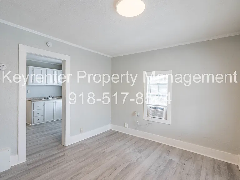 E 7th St Duplex — Photo 4