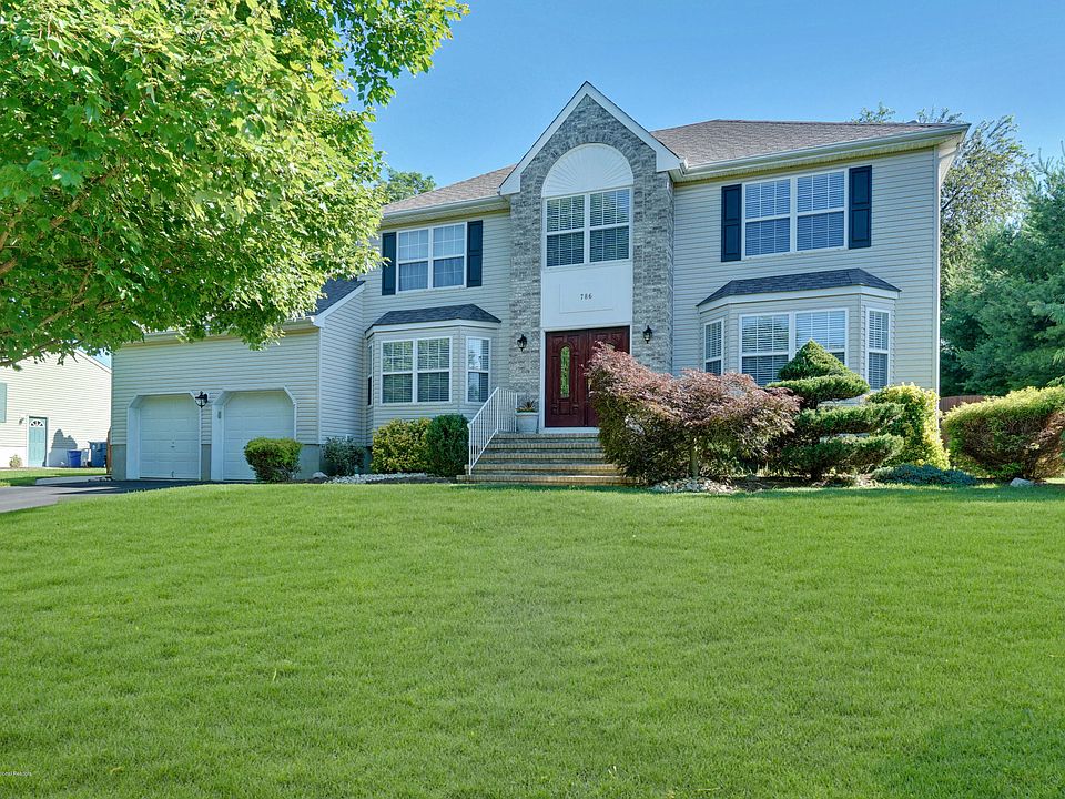 1st image of 786 Applewood Court