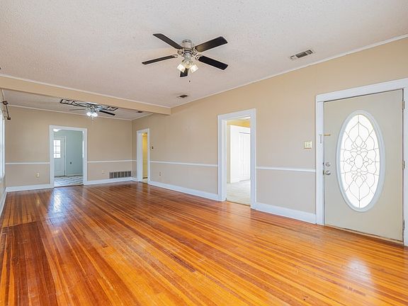 5th image of 224 W Avenue B