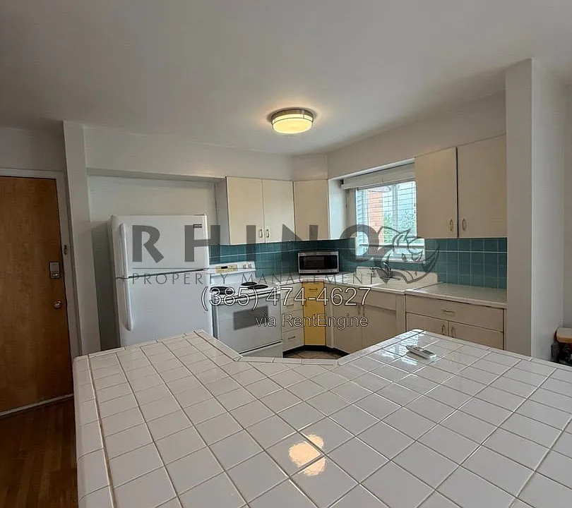 615 E Grand St #4
