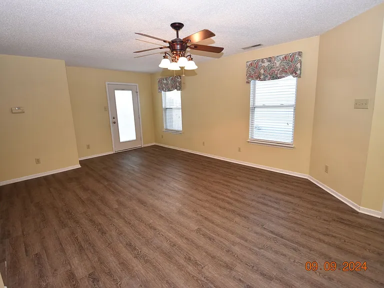 658 Florence Dr — Photo 3