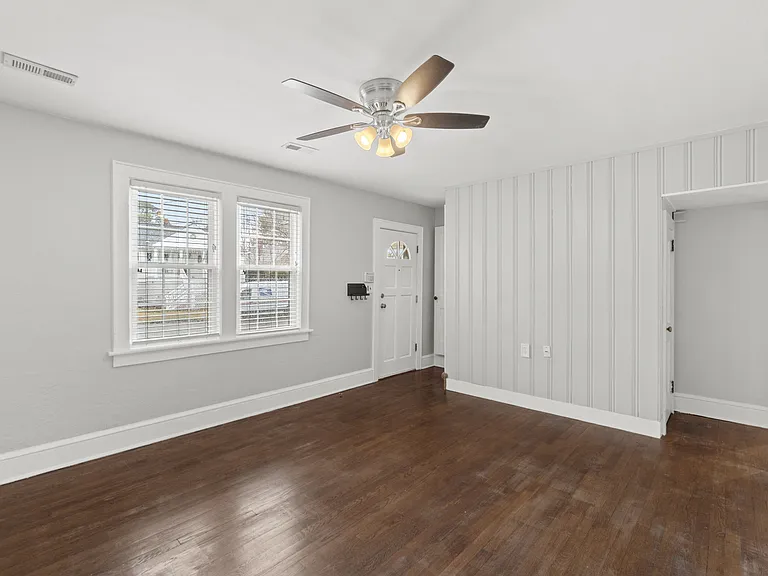 1211 Larchmont Cres — Photo 4