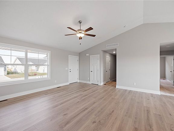4th image of 503 NE Vista Ln