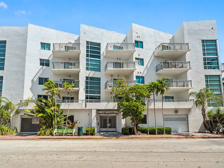 7700 Collins Ave #3 — Photo 1