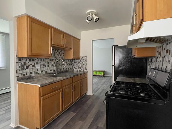 4th image of 1160 Surrey Dr #B