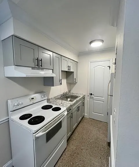 2721 E Washington St #11 — Photo 4