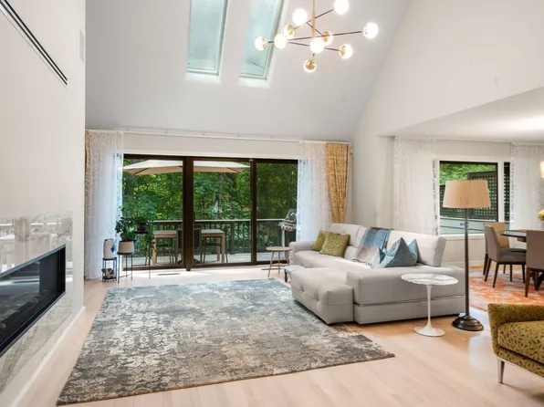 213 Nahanton St Unit 213, Newton Center, MA 02459