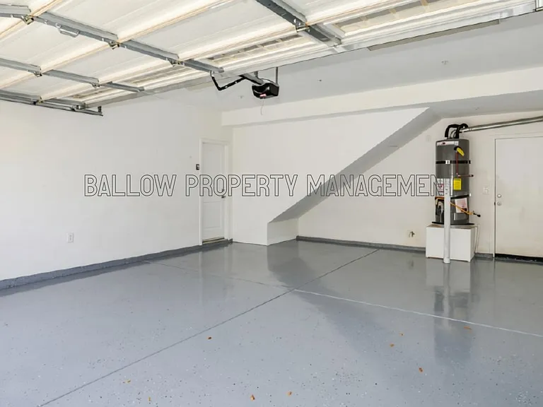1327 Holly Ave — Photo 9