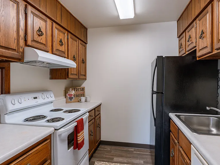 Grand Forks, ND Cedarwood Apartments | Kitchen