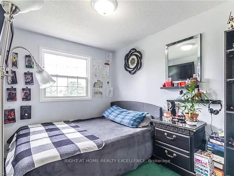 1007 Elgin St N — Photo 19