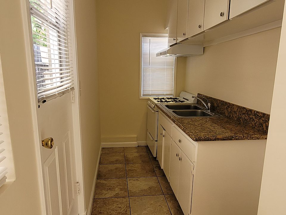 Kitchen with Oven/Stove