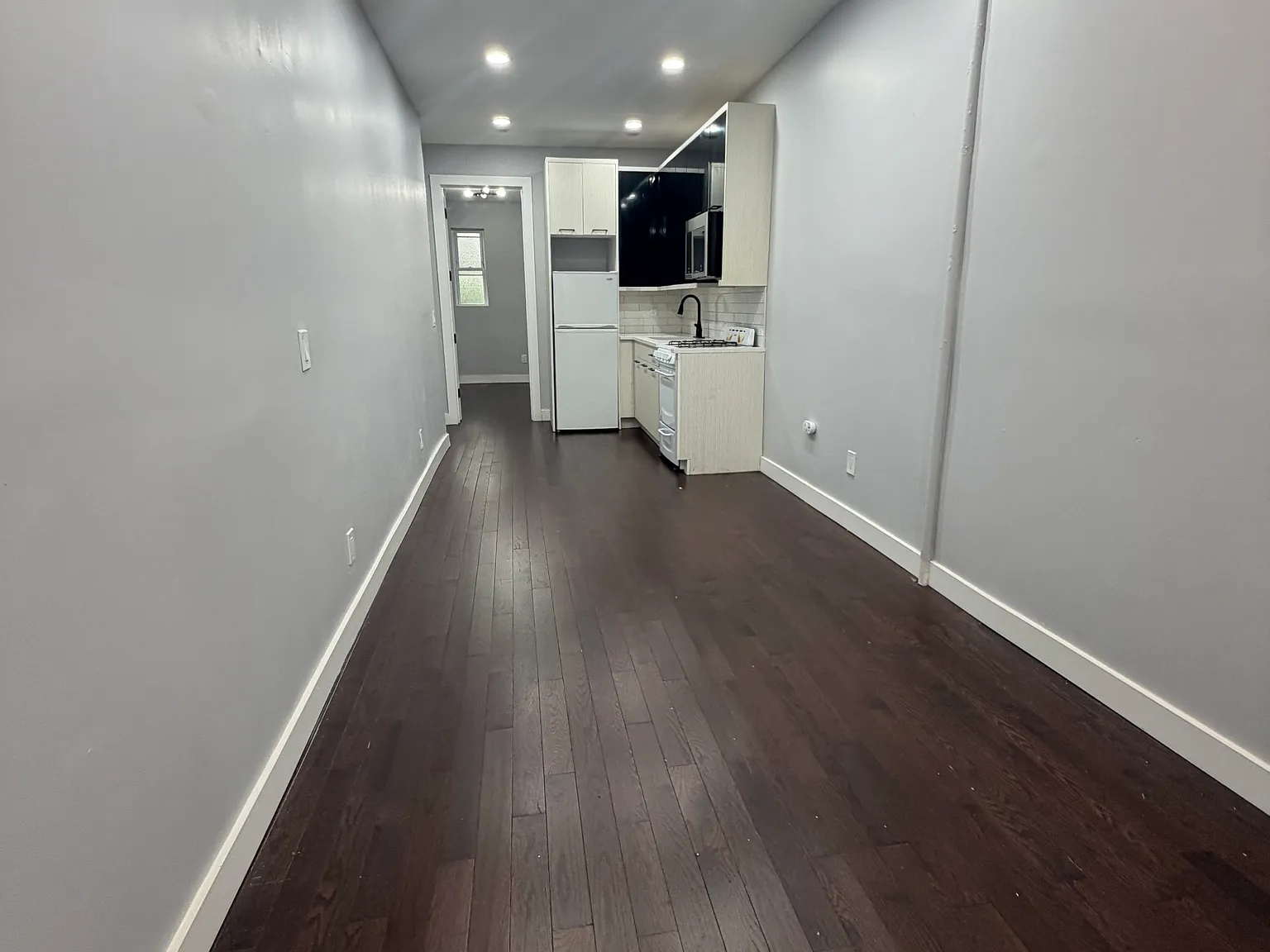 2 bed, 750 sqft, $2,200 — Photo 1