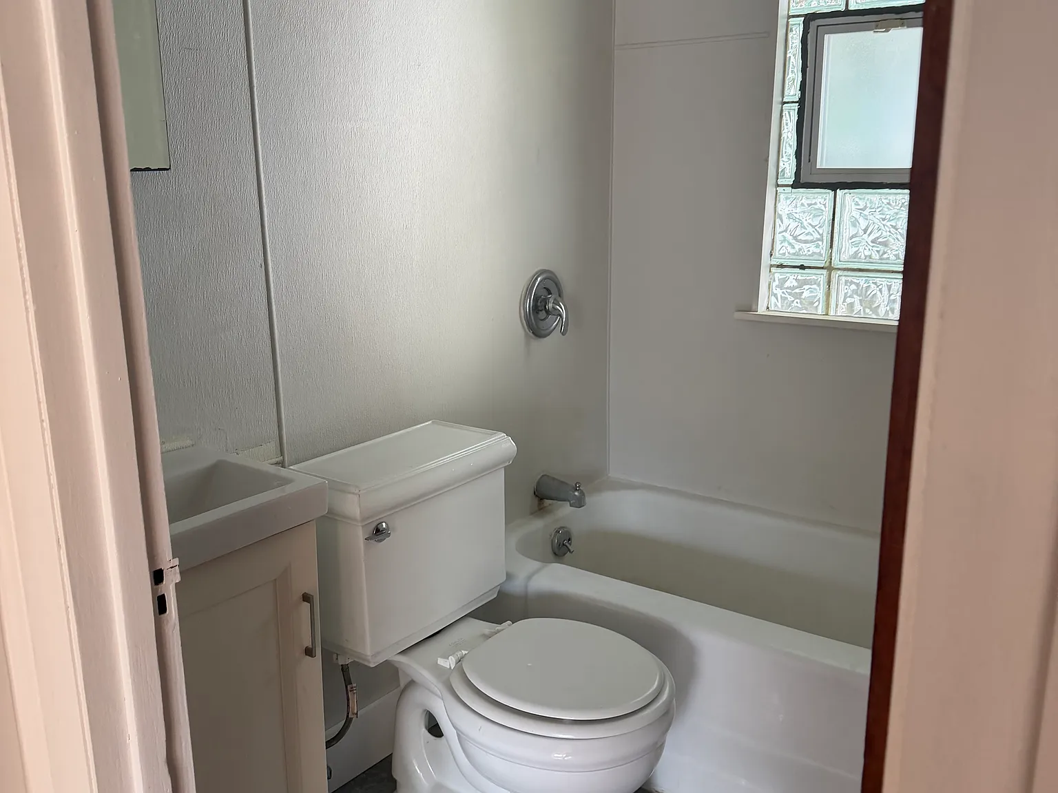 3 bed, 700 sqft, $1,700 — Photo 3