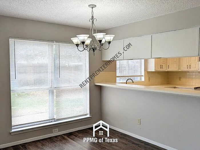 6912 Westglen Dr — Photo 9