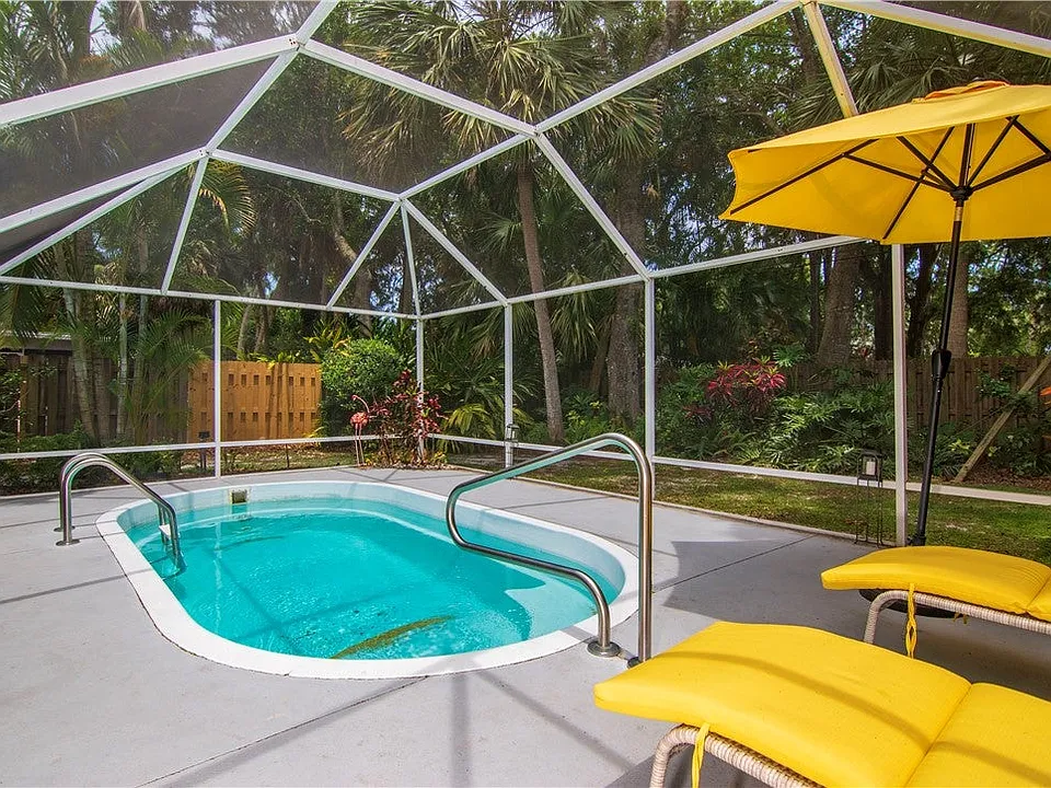 713 Royal Palm Pl