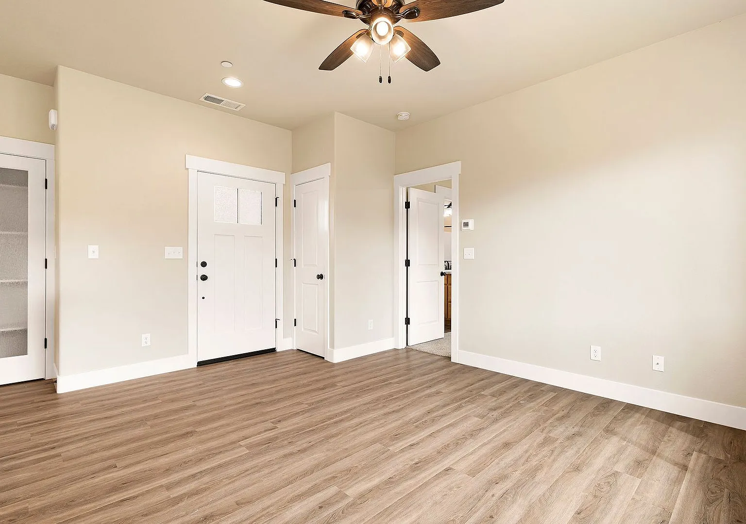 Welcome to your new 1 bedroom home nestled in the serene beauty of Paradise, CA! — Photo 3