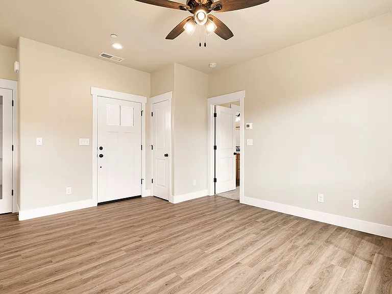 580 Valstream Dr — Photo 3