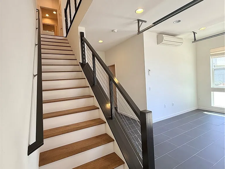 1527 Sullivan Ave — Photo 5