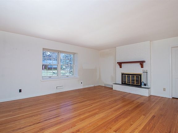3rd image of 615 Sunrise Ln