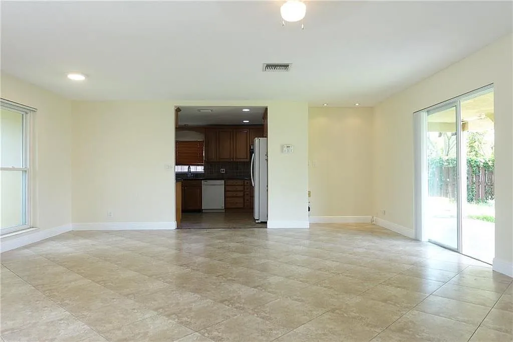 3 bed, 2.0 bath, 1714 sqft, $3,000 — Photo 4