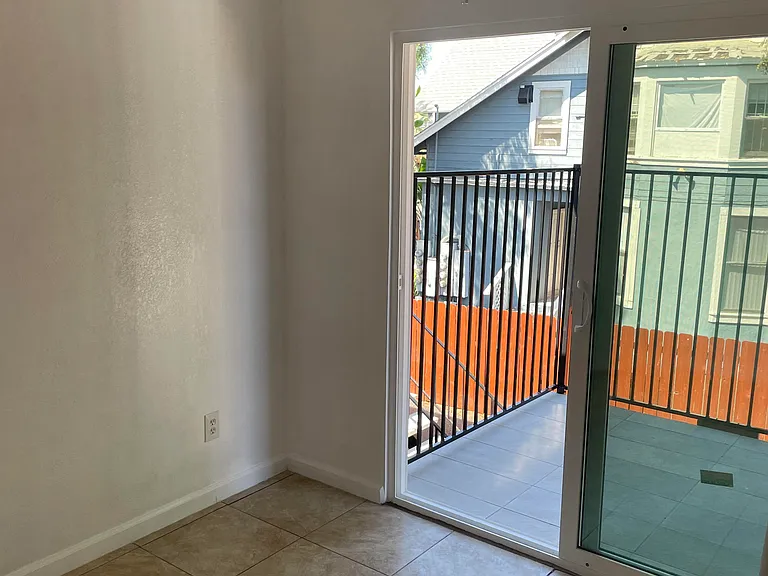 229 20th St #D — Photo 23