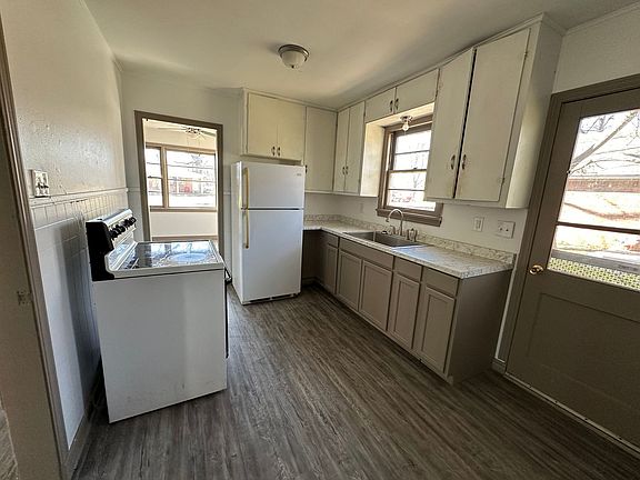 3rd image of 216 Oak St