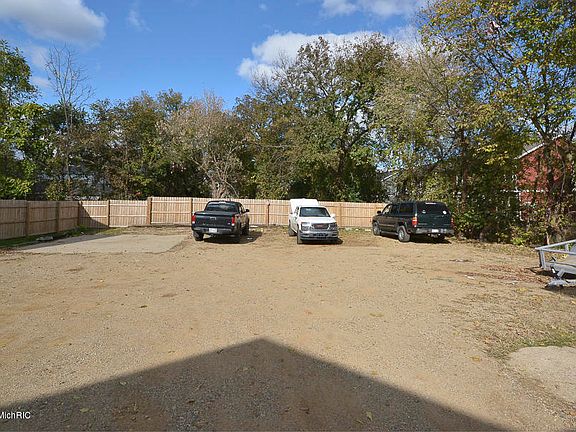 5th image of 223 E North St