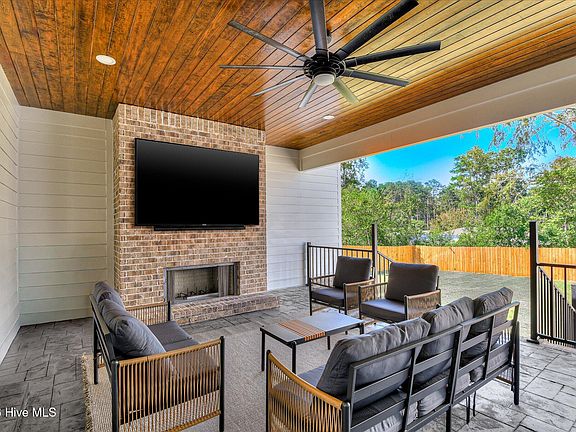 2nd image of 1207 Azalea Dr