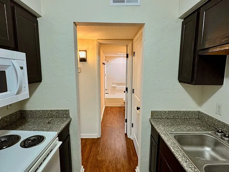 Renaissance Park Apartments — Photo 7