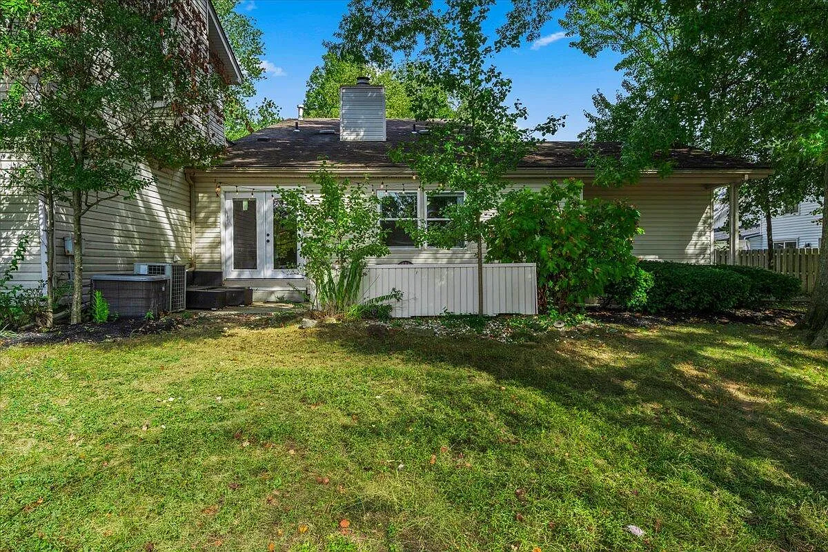 5 bed, 2.5 bath, 1908 sqft, $2,500 — Photo 2