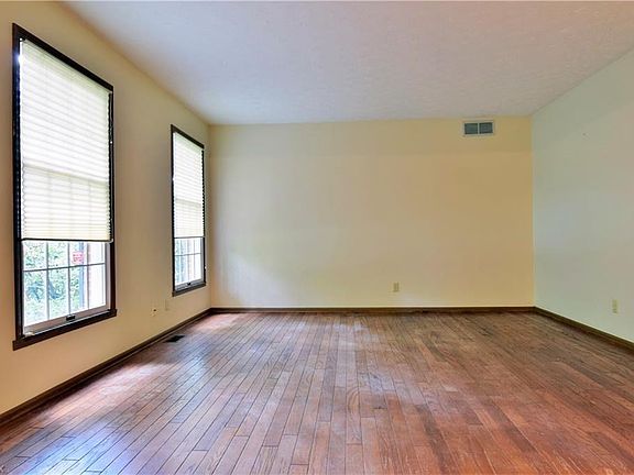 4th image of 2699 Oak Forest Dr