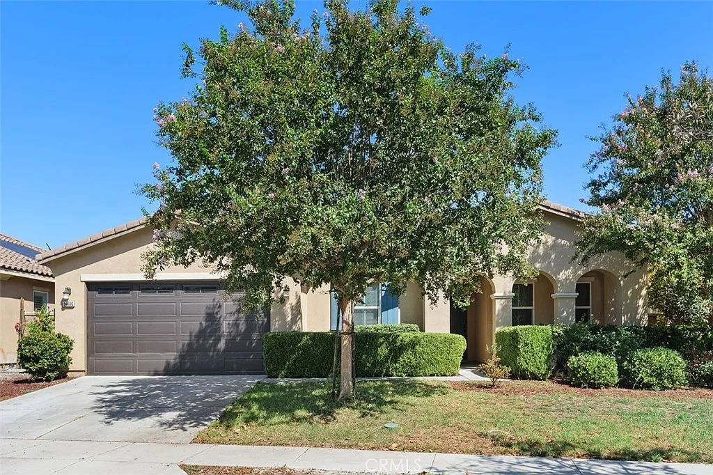 4 bed, 2.5 bath, 2190 sqft, $6,000 — Photo 1