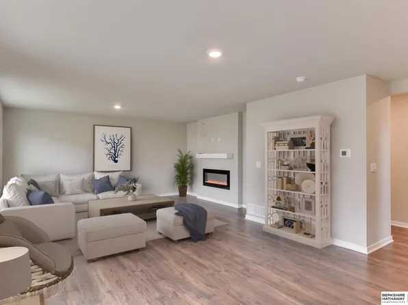 4434 Leawood Dr, Bellevue, NE 68123