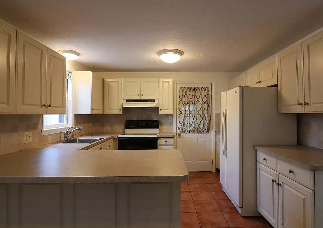 4 bed, 9999 sqft, $4,500 — Photo 4