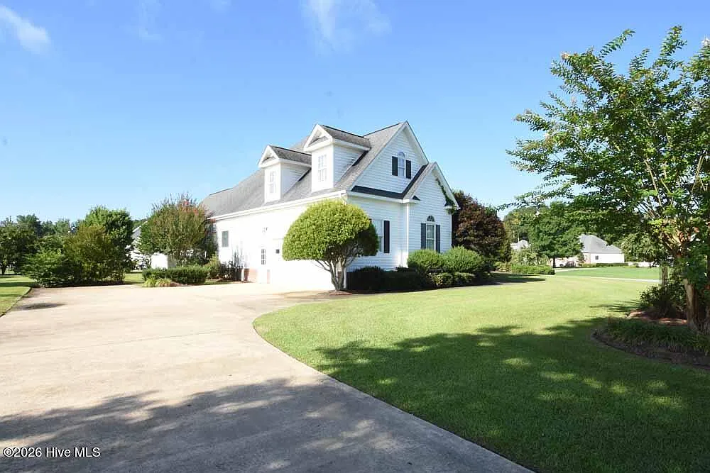 4 bed, 2.5 bath, $2,500 — Photo 2