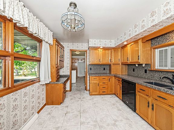 3rd image of 641 W 6th St