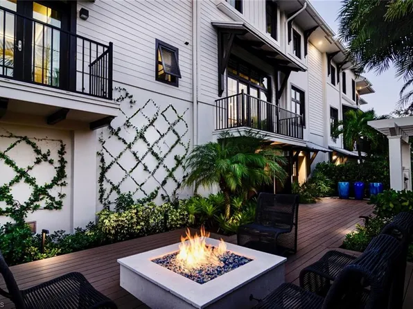 930 9th St S, Naples, FL 34102