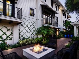 930 9th St S, Naples, FL