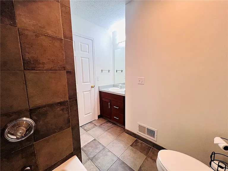 131 Broxbourne Dr — Photo 8