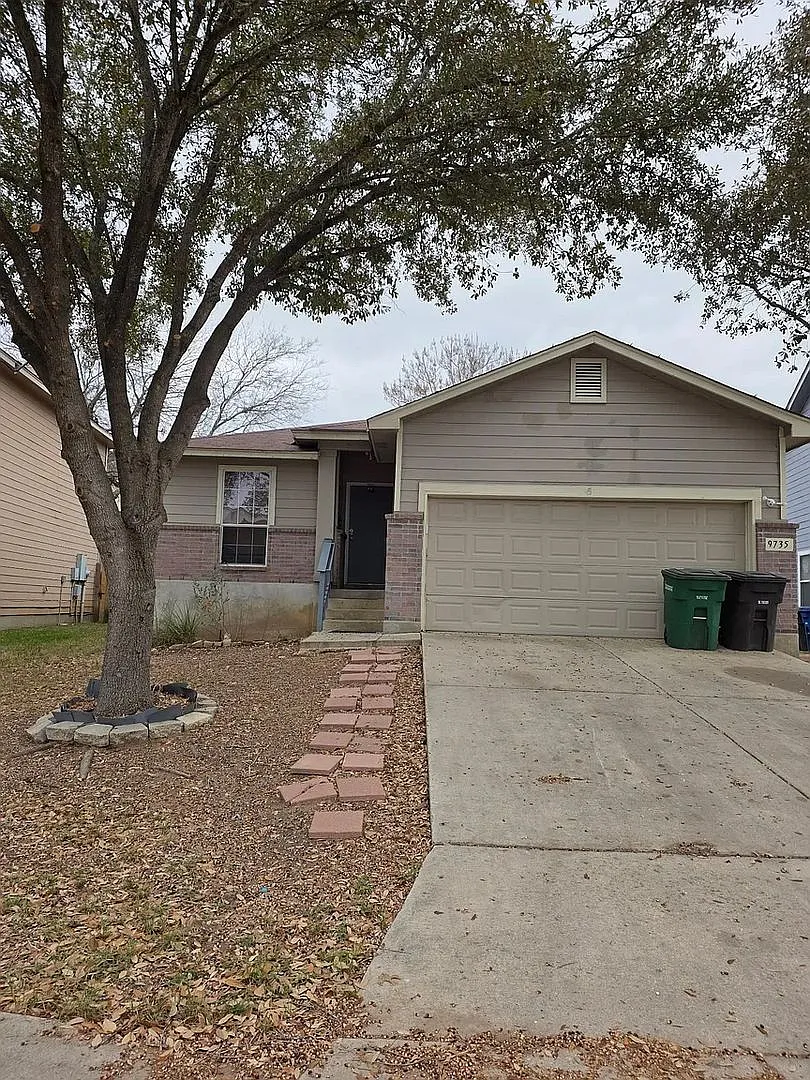 Room in 3 Bedroom Home in San Antonio — Photo 1