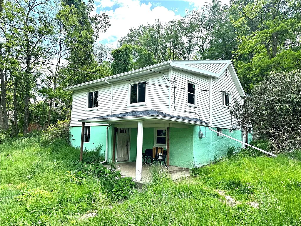 572 Alberts Dr photo 1