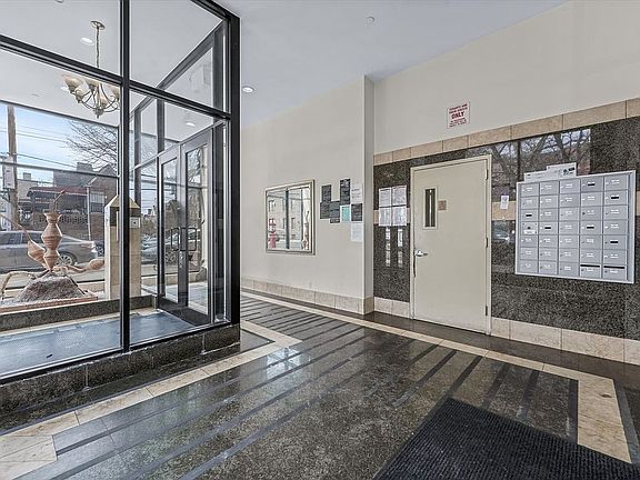 2nd image of 900 Lenox Rd APT 3C