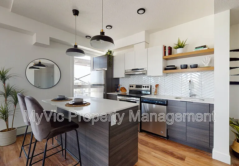 8015 102nd St NW — Photo 2