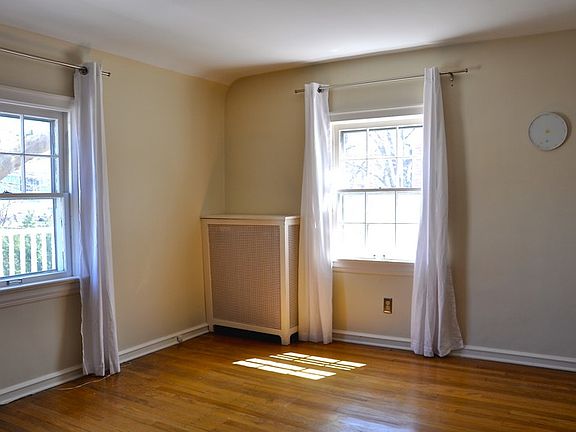 3rd Bedroom facing Backyard/balcony