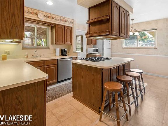 5th image of 23307 Middlesex St