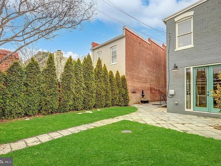 623 E St SE — Photo 48