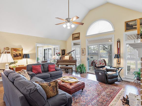 3rd image of 322 Creekwood Ct