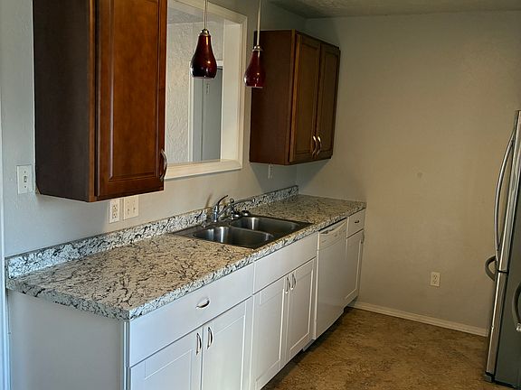 3rd image of 2332 SW E Ave