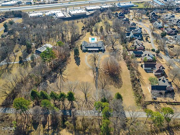 5th image of 222 Country Club Ln